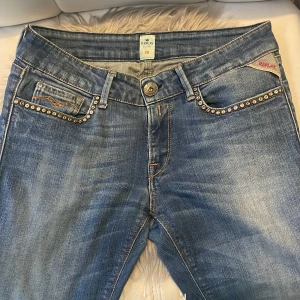 Replay jeans - Säljer ett par snygga replay jeans i storlek 28/S de ör i super bra skick och passar till de som har storlek XS också💗