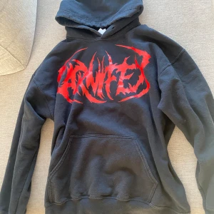 Carnifex hoodie - Cool Carnifex hoodie med detaljer🗡️🏴‍☠️🔥