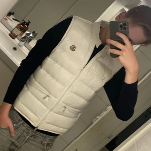 Moncler Gui  - Moncler gui skick 8,5/10 köpt här på plick storlek 2 som motsvarar S/M. Man får den för 1300 vid snabb affär. 