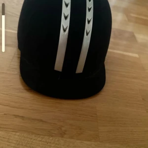 Ridhjälm  - Använt denna i många år så den är lite repad och har små skavanker men absolut inget stort! Storlek 55. Tillhörande hjälm-skydd!
