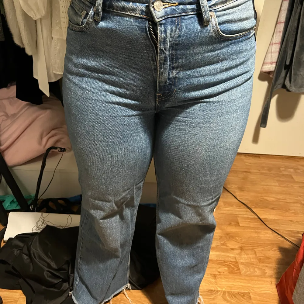 Mörkblåa högmidjade jeans! I storlek L från lager 157! Använt kanske 2 gånger så i gott skick! Skriv för fler bilder✨. Jeans & Byxor.