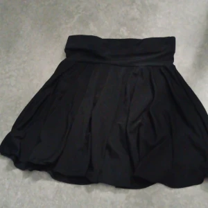 Kjol med shorts under - Kjol som har inbugda kjorts under med ficka. Jätte sköt matrial, kan även träna i eller använda på någon sport