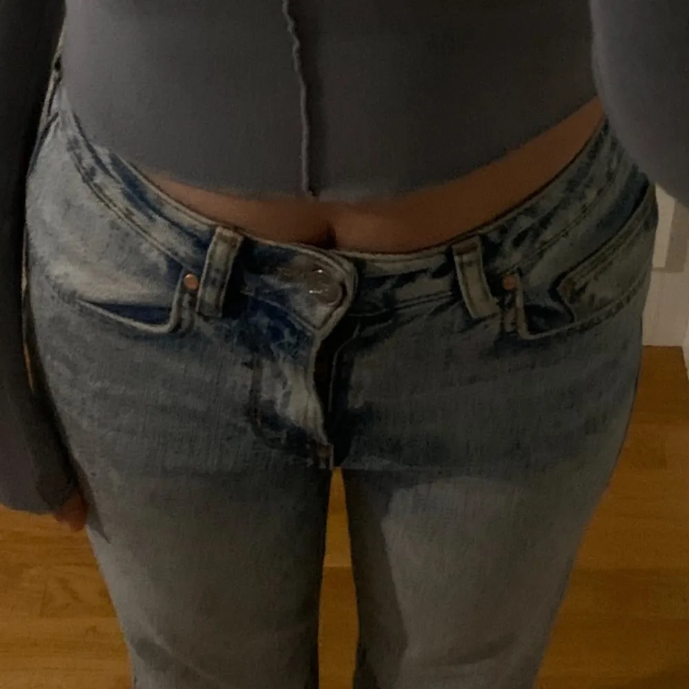 Jeansen är från bik bok, den är i färgen mörkblå. Storleken på jeansen är 36, den är högmidjade. . Jeans & Byxor.