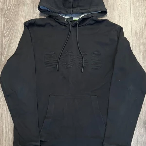 Boss tröja - Hugo boss hoodie i fint skick inga konstigheter, hör gärna av dig för fler frågor😁 pris kan diskuteras vid SNABB affär!!
