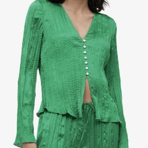 Grön silkesskjorta  - Fin skjorta i silkesmaterial 💚 knappt använd så i nyskick. Kan mötas upp i Sthlm 