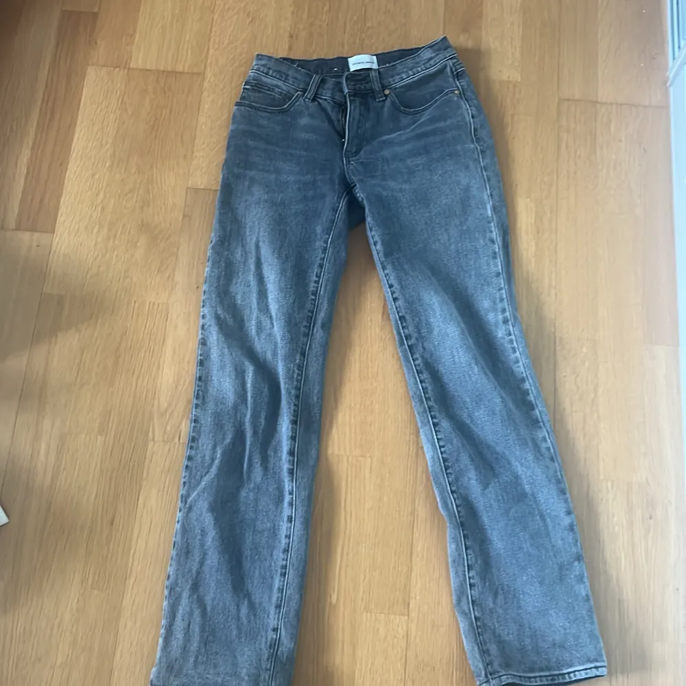 Jättesnygga Arband jeans köpta på NK eller åhlens. De är straight och jätte lågmidjade. Säljer för att de inte kommer till användning🫶🏼 Ordinarie pris är 1000 men jag säljer de för 550 då de knappt användts. Pris går att diskuteras 🫶🏼. Jeans & Byxor.