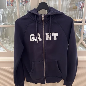 Gant Zip Hoodie - Snygg mörkblå Gant ziphoodie. Aldrig använd och inga defekter 