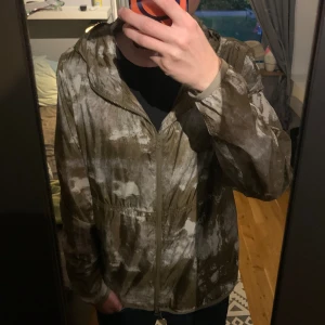 Woolrich jacka - Jacka med camo från woolrich i grymt skick, tagsen ska finnas kvar, om önskas kan jag leta. Säljs då jag inte använder den. Storlek L men sitter som M