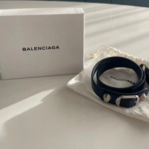 Balenciaga armband  - Säljer mitt mörkblåa balenciaga armband i väldigt bra skick, har endast använt fåtal gånger💋 kommer med dust bag, box mm.❤️ skriv för fler bilder!