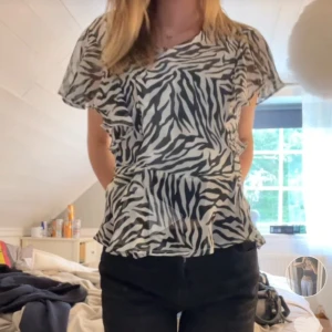 Zebra Blus - Fin genomskinlig zebra blus från Boohoo. Säljer då ja int tkr ja passar i den. Skriv om du har frågor❤️