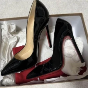 Christian Louboutin  - Pris går att diskutera :) Christian Louboutin heels, helt nya! Säljer pga liten storlek. Modell: So Kate Storlek: 36,5 Skick:10/10 Kartong, dustbag och papper medföljer. Nypris i butik: 7900kr