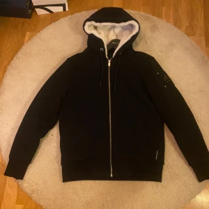 Svart jacka från Moose Knuckles - köpt på NK. En svart jacka från Moose Knuckles tröj jacka endast andvänd två gånger, helvit päls utan defekter, ny pris 4200 kr.Skriv dm för mer info samt bilder🤍