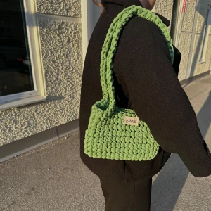 Söt virkad väska - Handvirkade väska i återvunnet material💚 Väskan går att få i flera olika färger så det är bara att höra av sig vilken färg/ färger man önskar!🤎 Väskan är ca 26x20 cm🤍