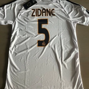 Zinedine zidane  - Zidane tröja i real Madrid 2005, väldigt ny och väldigt bra skick. Kan gå ner i pris vid snabb affär 