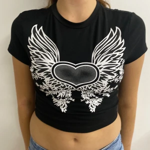 Y2k t-Shirt  - Användes under en väldigt kort period och säljs pga att jag e förbi den stilen. Bra skick. Pris kan diskuteras!
