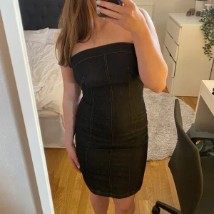 Jeansklänning - Svart jeansklänning från hm, sömnen vid slitsen har gått upp pyttelite (sista bilden)