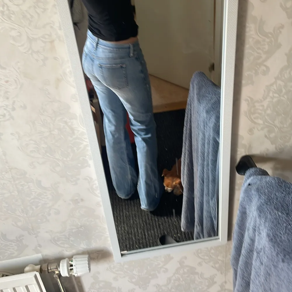 Säljer nu mina bootcut jeans från Armani, då de inte kommer till användning. Storlek 29. Innerbenslängd 80 cm. Köpte för 600 på Vinted, säljer för 400.. Jeans & Byxor.