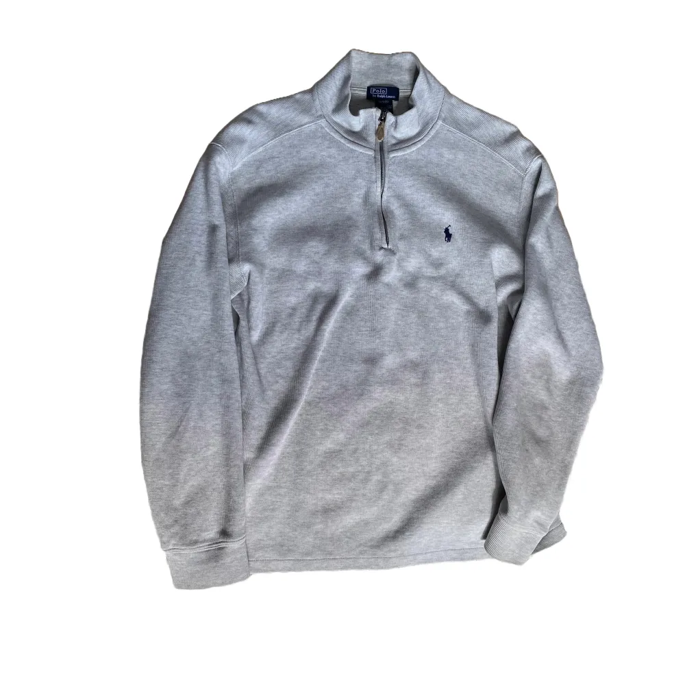 Säljer nu denna feta half zip av märket Ralph Lauren | Skick : 9/10, sparsamt använd | Pris : Nypris : 2195kr, mitt pris : 599kr. Priset är inte hugget i sten | Om du har några frågor är det bara att höra av dig! ❤️. Tröjor & Koftor.