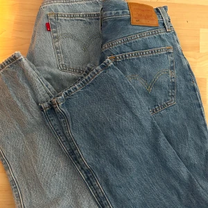 Två par Levi’s - Två par levi’s 501’s. Båda i storlek 32. Ny skick. Kan sälja dem separat, då blir priset 400kr/st. Fråga gärna om fler bilder, mätningar, osv. Skriv helst innan du köper! 