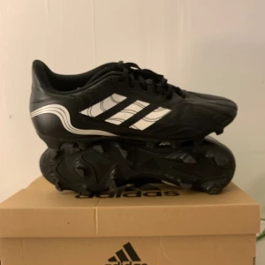 Adidas cops sense fotbollsskor  - Fotbollskor från adidas, använda men i bra skick.