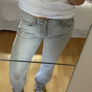Gråa raka Jens  - Jeans från Gina Tricot medelhöga i midjan 