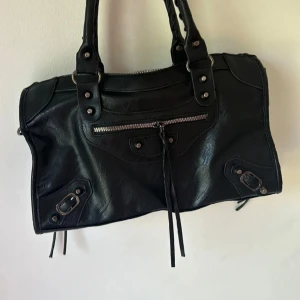 Väska - Säljer min väska, små defekter finns