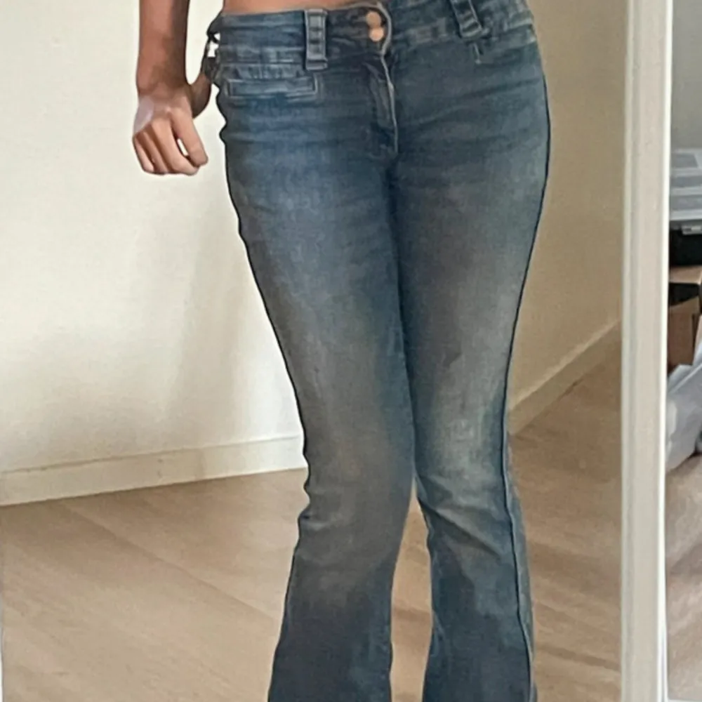 Säljer mina lowwaist jeans från h&m i storlek 34, slutsålda både i butik och på nätet.❤️👖. Jeans & Byxor.