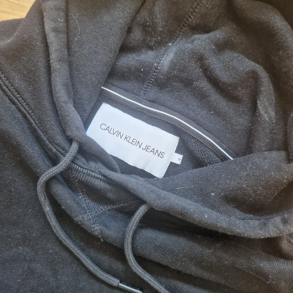 Släjer denna svarta hoodie från calvin klein i mycket bra skick. Använd fåtal gånger. Skick: 9/10 Hör gärna av er vid fler frågor:). Hoodies.