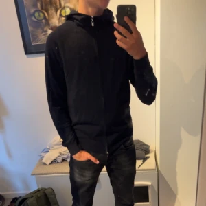 Full zip🌟 - Säljer nu en väldigt snygg full zip från Tiger of Sweden. Den är helt ny, precis köpt för 2399👍 