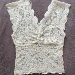 Zara spets topp - Super fin trendig spets topp från zara som inte säljs längre i storlek S! Aldrig använd därav inga defekter🥰 Om ni har frågor e de bara att skriva! Bor för tillfället inte i Sverige så paketet kommer att skickas från Spanien!