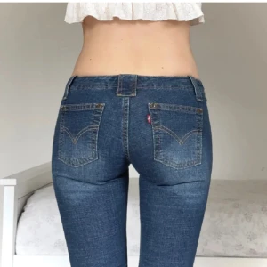 Levis jeans - Bilder från förra ägaren! Sååå fina och bra skick men var lite för små för mig ☺️ Midjemått: 79cm  Inerbenslängd: 80cm 