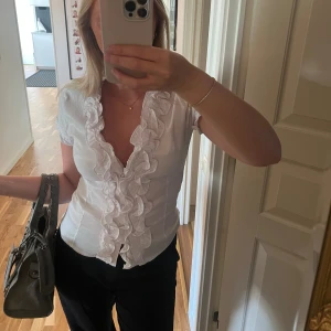 Vit blus - Så vacker blus, sitter som en smäck mot kroppen ❤️‍🔥❤️‍🔥 Nyskick!!