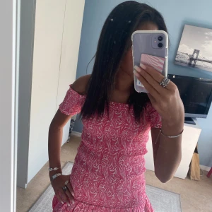 Klänning  - Populär klänning med snygga detaljer💗Mycket bra skick! Ny med prislapp, säljaren betalar för frakt.