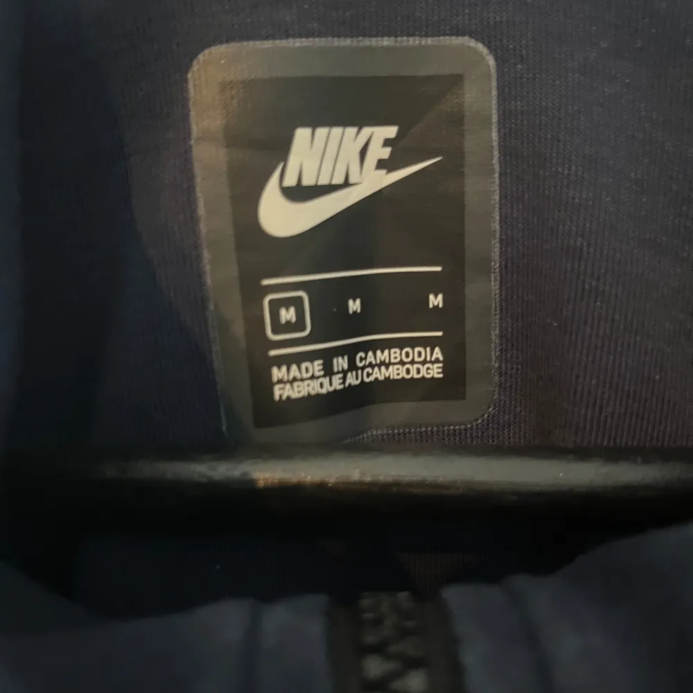Nike tech fleece blå M   Bra skick använd  44cm mellan armhålorna 66cm lång . Hupparit & Collegepaidat.