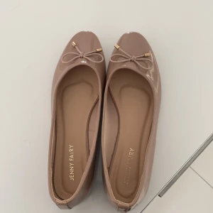 Fina ballerinaskor - Säljer dessa otroligt fina ballerinaskor i strl 39. Passar nog 38 också. Säljer då de tyvärr är för små. sparsamt använda! Liten repa på skon men det syns knappt, kan skicka bild privat.❤️❤️ Bud just nu: 190kr