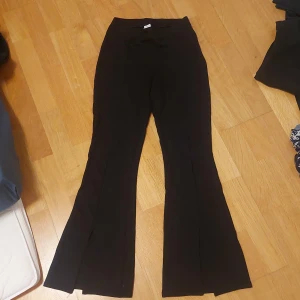 Svarta utsvängda slitt byxor - Säljer dessa utsvängde byxor med slit nere på smalbenen då jag blivit för lång för de. Skönt strecthigt, nästan träningsmaterial och går med nästan vad som helst för topp! Allt jag lägger ut tas bort o skickas till folk som behöver mitten av Augusti😋