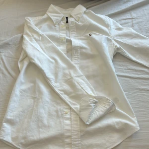 Ralph Lauren skjorta  - Jag säljer denna Ralph Lauren skjorta  då jag märkte att den var för liten för mig, använd ungefär 2-3 gånger, bra skick, säljer den för 400kr