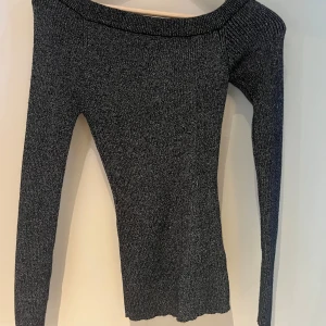 Tröja - Säljer tyvärr denna jättefina tröja. Har använt den två gånger vilket gör att den är i bra skick.