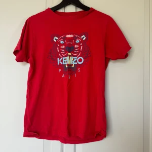 Kenzo T-shirt  - Röd kenzo T-shirt  Fint skick