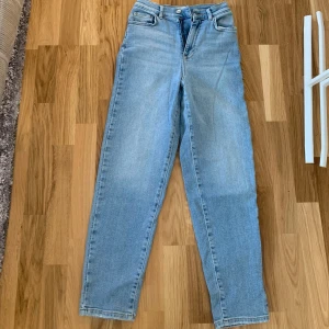 Jeans ginatricot - Jean från ginatricot storlek 34 men stora i storleken, passar även 36/38  Sparsamt använda, i fint skick 