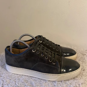 Lanvin skor - Hej! Säljer nu dessa super snygga lanvin skor. Skorna är i toppskick 9/10. Med skorna medföljer box, dustbag och extra skosnören 