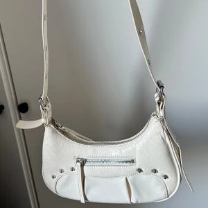 Vit handväska - Använd mycket men bra skick därav priset. Köpt på monki 2022🤍