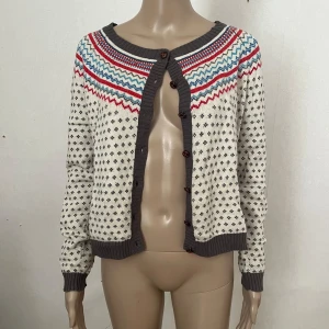 Stickad kofta  retro rockabilly vintage 40-tal 50-tal 60-tal  pinup  - En knapp håller på att lossna, lätt att sy fast igen.