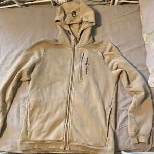 Sail racing zip hoodie  - Säljer min fina sail racing zip hoodie i stl 170. Koftan är i färgen beige, den är i fint skick. 