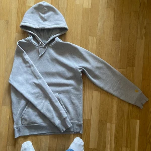Carhartt Hoodie  - Carhartt Hoodie grå Stlk S Bra skick förutom sönder i muddarna Inga fläckar eller sånt 