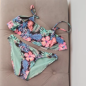 Tropisk bikini 134/140 - Härlig bikini i mycket fint skick. 134/140