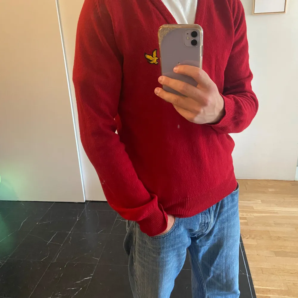 V-neck sweatshirt  Röd Vintage Lyle&Scott Aldrig använt, bra skick  Stlk M . Tröjor & Koftor.