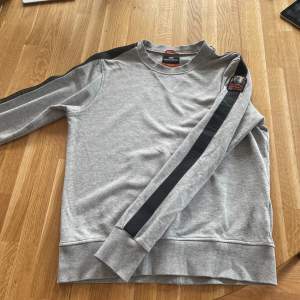 Säljer nu denna Parajumper sweatshirt då den inte passar mig. Har använt den 2-3 gånger. Riktigt bra skick. Nypris ca 2000kr mitt pris 300kr