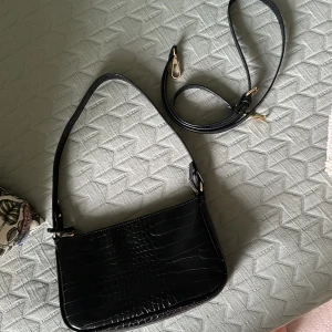 Svart väska - Fin svart väska som ej kommer till användning! Fint skick 💕 Man kan växla mellan det långa bandet eller det korta. Köpt på Kappahl för ca 250 kr 🖤