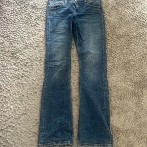 Low waist bootcut jeans - Super snygga jeans i bra skick! Är i storlek 164 men har resår i midjan och passar mig som vanligtvis har S/M i byxor
